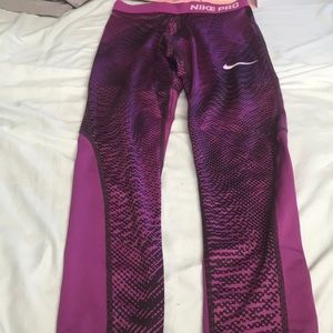Woman’s Nike pro leggings!